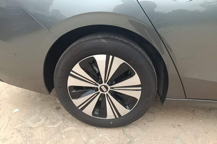 Used Geely Galaxy A7 2025 Model EM-i 150km Exploration+ Edition Right Rear Wheel Hub