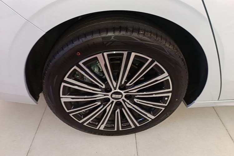 Used Geely Galaxy A7 2025 Model EM-i 150km Starship Edition Right Rear Wheel Hub