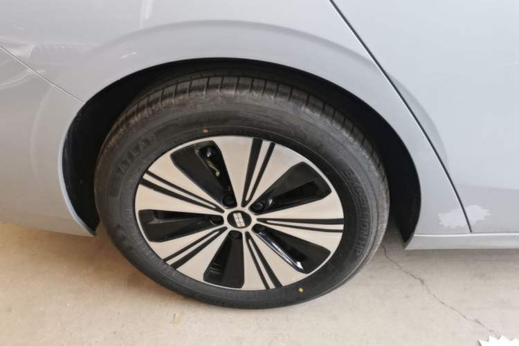 Used Geely Galaxy A7 2025 Model EM-i 150km Long-Distance Edition Right Rear Wheel Hub