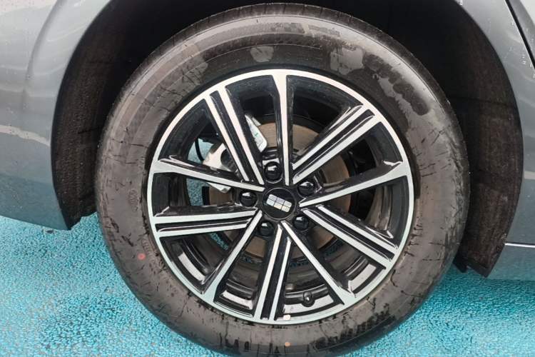 Used Geely Galaxy A7 2025 Model EM-i 70km Launch Edition Right Rear Wheel Hub