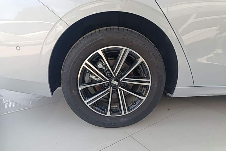 Used Geely Galaxy A7 2025 Model EM-i 70km Launch Edition Right Rear Wheel Hub