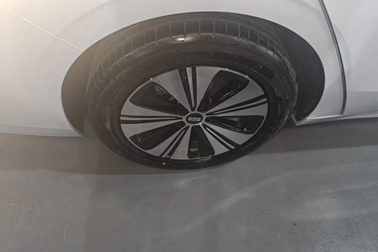 Used Geely Galaxy A7 2025 Model EM-i 150km Prestige Edition Right Rear Wheel Hub