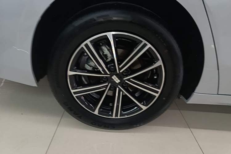 Used Geely Galaxy A7 2025 Model EM-i 70km Luxury Edition Right Rear Wheel Hub
