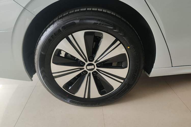 Used Geely Galaxy A7 2025 Model EM-i 150km Exploration+ Edition Right Rear Wheel Hub