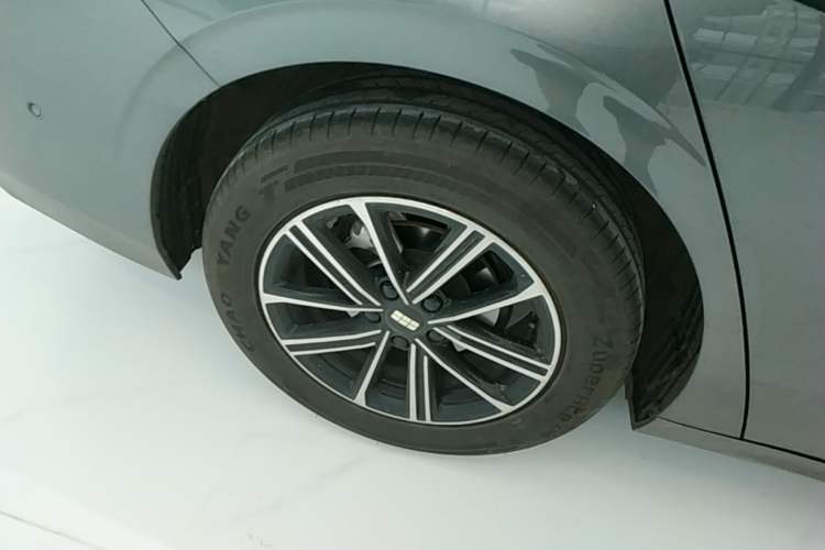 Used Geely Galaxy A7 2025 Model EM-i 70km Launch Edition Right Rear Wheel Hub