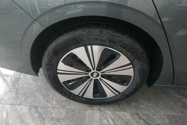 Used Geely Galaxy A7 2025 Model EM-i 150km Exploration+ Edition Right Rear Wheel Hub