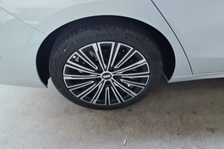 Used Geely Galaxy A7 2025 Model EM-i 150km Starship Edition Right Rear Wheel Hub