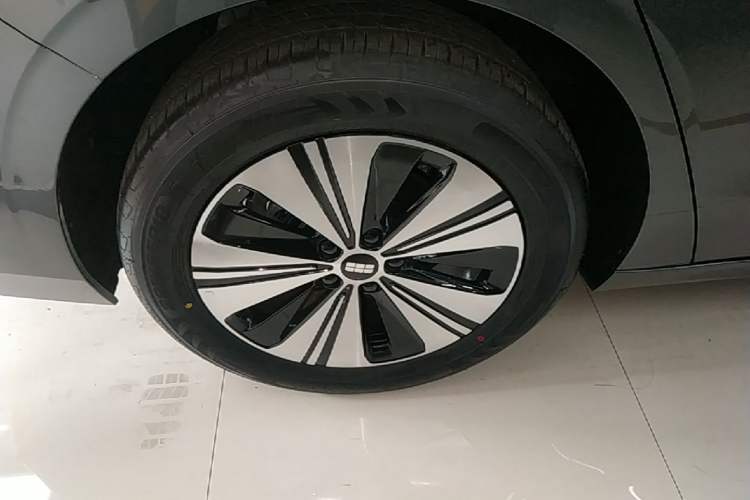 Used Geely Galaxy A7 2025 Model EM-i 150km Exploration+ Edition Right Rear Wheel Hub