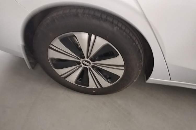 Used Geely Galaxy A7 2025 Model EM-i 150km Exploration+ Edition Right Rear Wheel Hub