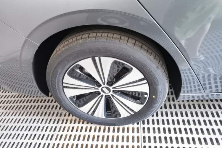 Used Geely Galaxy A7 2025 Model EM-i 150km Exploration+ Edition Right Rear Wheel Hub