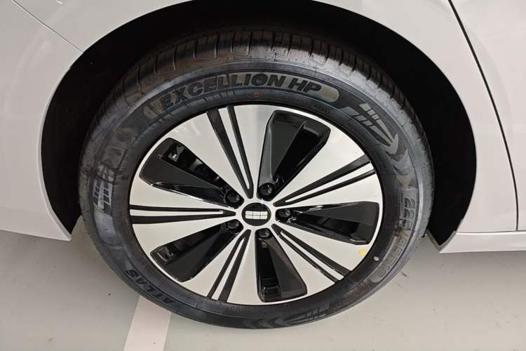 Used Geely Galaxy A7 2025 Model EM-i 150km Exploration+ Edition Right Rear Wheel Hub