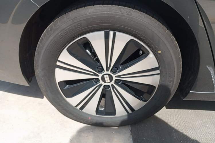 Used Geely Galaxy A7 2025 Model EM-i 150km Exploration+ Edition Right Rear Wheel Hub