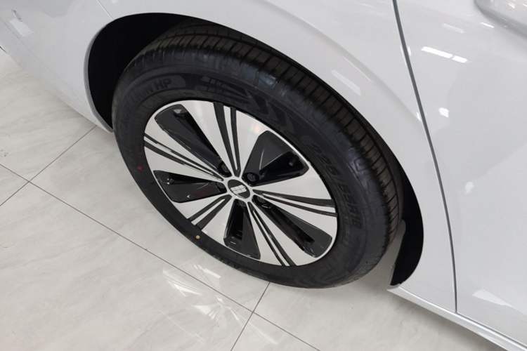 Used Geely Galaxy A7 2025 Model EM-i 150km Exploration+ Edition Right Rear Wheel Hub