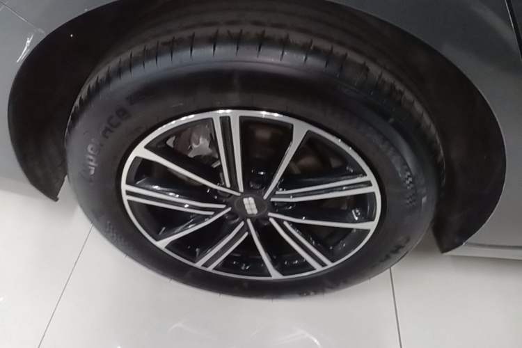 Used Geely Galaxy A7 2025 Model EM-i 70km Launch Edition Right Rear Wheel Hub