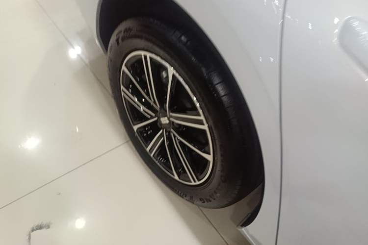 Used Geely Galaxy A7 2025 Model EM-i 70km Launch Edition Right Rear Wheel Hub