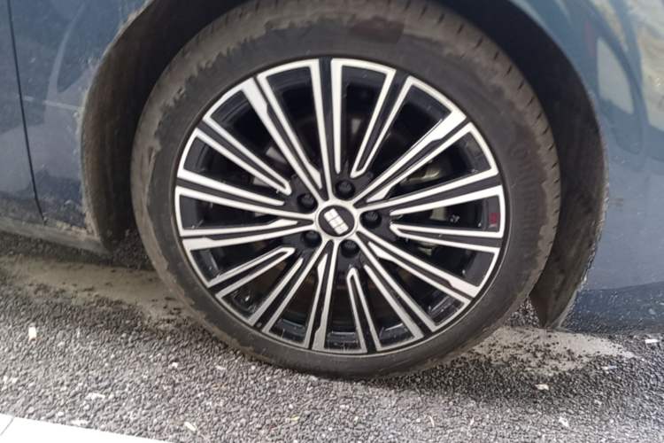 Used Geely Galaxy A7 2025 Model EM-i 150km Starship Edition Right Front Wheel Hub