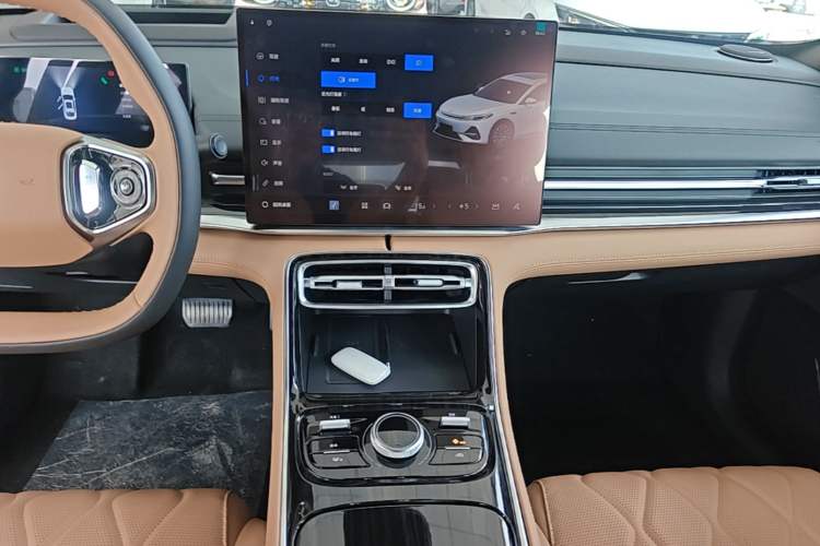 Used Geely Galaxy A7 2025 Model EM-i 150km Starship Edition Audio And AC Panel