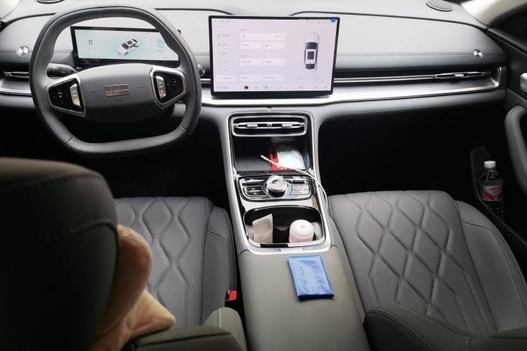 Used Geely Galaxy A7 2025 Model EM-i 70km Luxury Edition Center Console