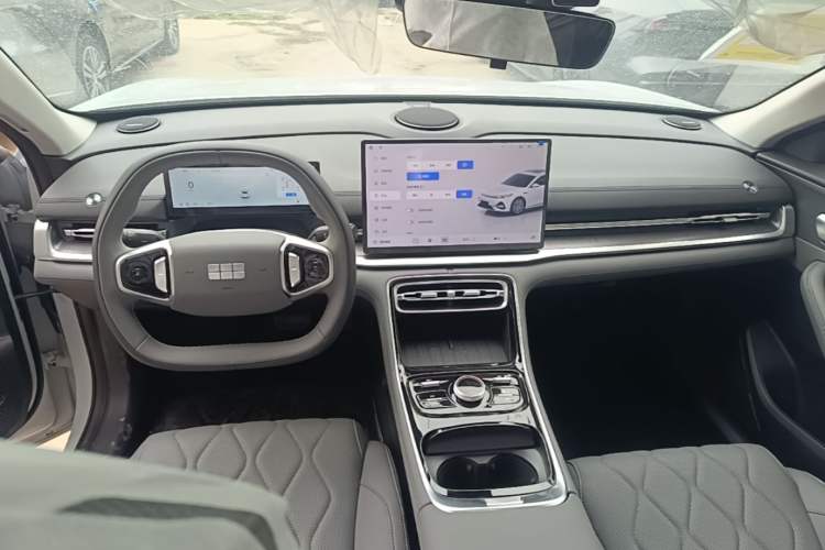 Used Geely Galaxy A7 2025 Model EM-i 150km Prestige Edition Center Console