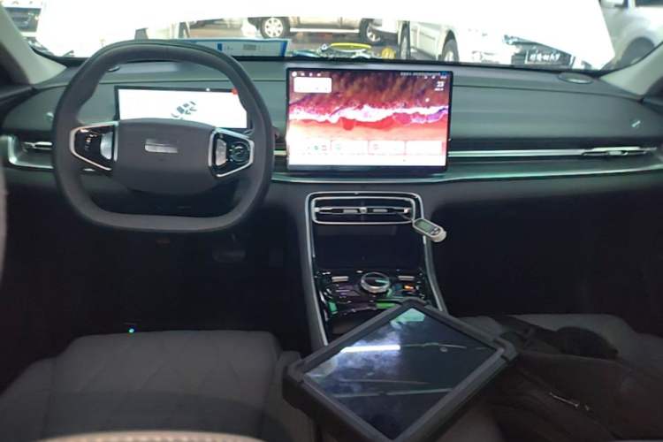 Used Geely Galaxy A7 2025 Model EM-i 70km Luxury Edition Center Console