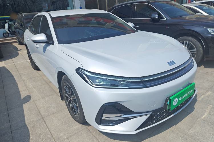 Used Geely Galaxy A7 2025 Model EM-i 70km Luxury Edition Front Right 45 Deg