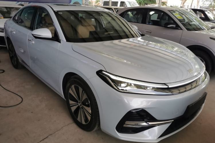 Used Geely Galaxy A7 2025 Model EM-i 150km Prestige Edition Front Right 45 Deg