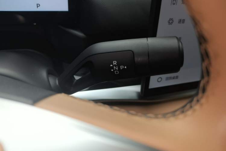 Used Geely Galaxy A7 2025 Model EM-i 150km Starship Edition Gear Lever