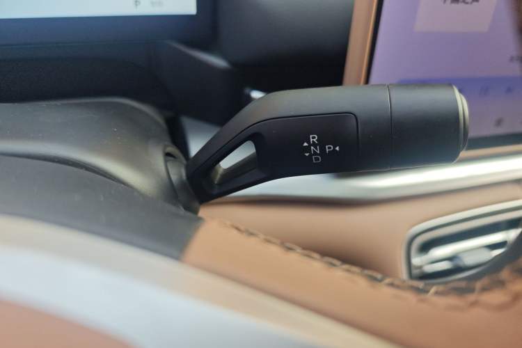 Used Geely Galaxy A7 2025 Model EM-i 70km Luxury Edition Gear Lever