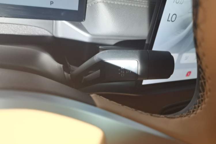 Used Geely Galaxy A7 2025 Model EM-i 150km Starship Edition Gear Lever