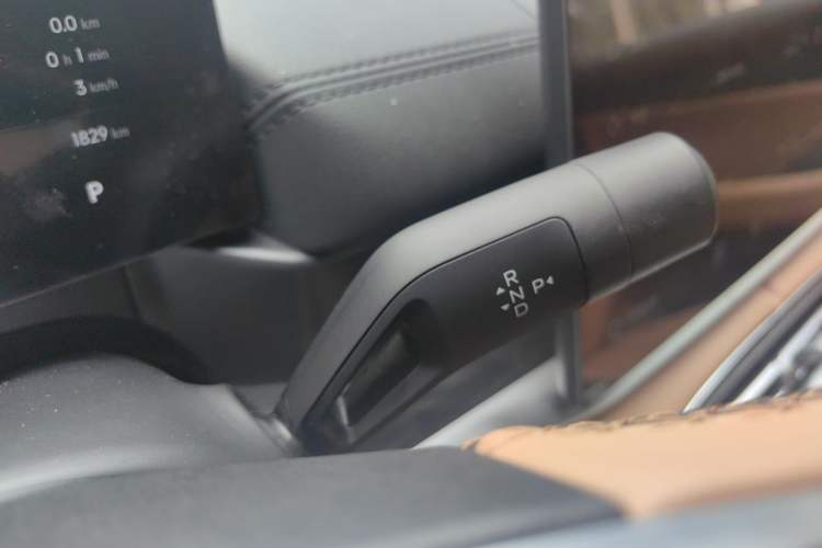Used Geely Galaxy A7 2025 Model EM-i 150km Starship Edition Gear Lever