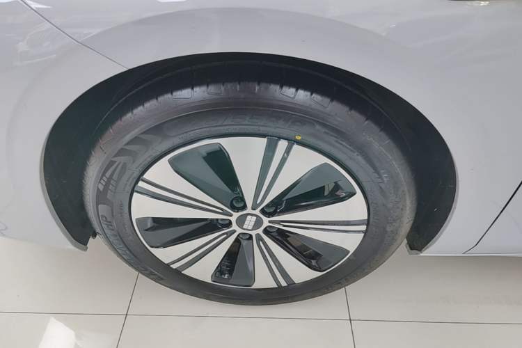 Used Geely Galaxy A7 2025 Model EM-i 150km Exploration+ Edition Left Front Wheel Hub