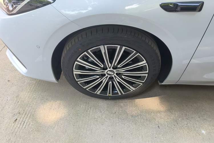 Used Geely Galaxy A7 2025 Model EM-i 150km Starship Edition Left Front Wheel Hub