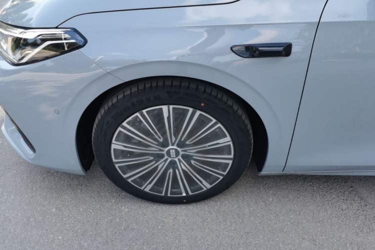 Used Geely Galaxy A7 2025 Model EM-i 150km Starship Edition Left Front Wheel Hub