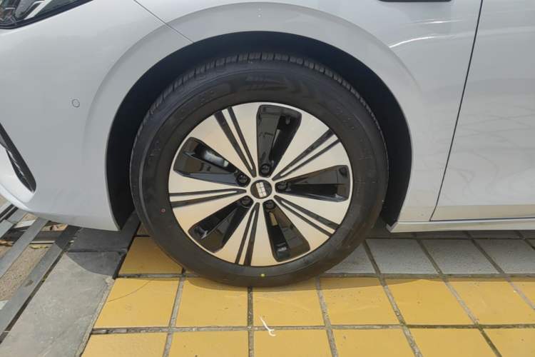 Used Geely Galaxy A7 2025 Model EM-i 150km Exploration+ Edition Left Front Wheel Hub