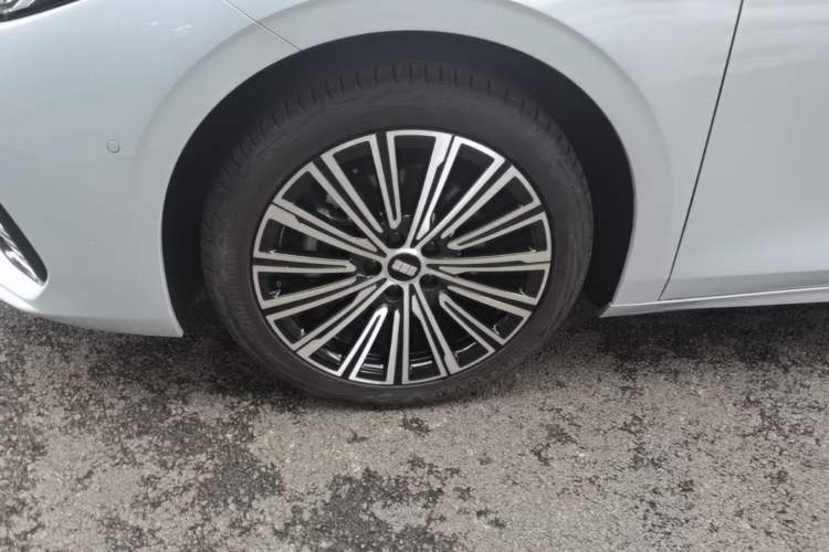 Used Geely Galaxy A7 2025 Model EM-i 150km Starship Edition Left Front Wheel Hub