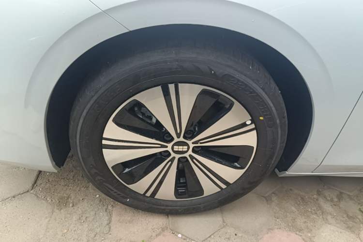 Used Geely Galaxy A7 2025 Model EM-i 150km Prestige Edition Left Front Wheel Hub