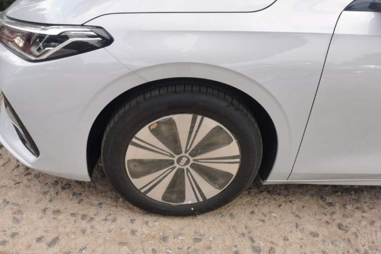 Used Geely Galaxy A7 2025 Model EM-i 150km Prestige Edition Left Front Wheel Hub