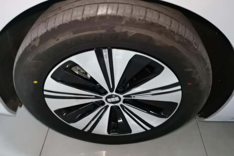 Used Geely Galaxy A7 2025 Model EM-i 150km Prestige Edition Left Front Wheel Hub