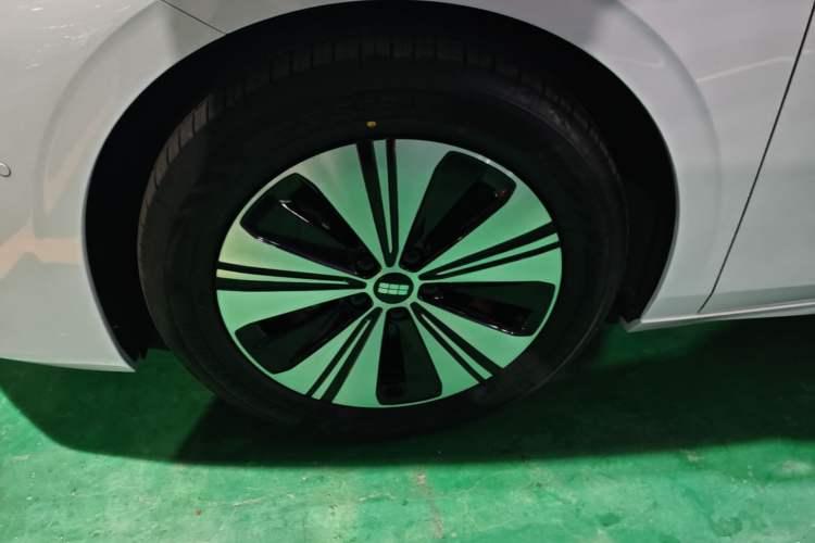 Used Geely Galaxy A7 2025 Model EM-i 150km Prestige Edition Left Front Wheel Hub