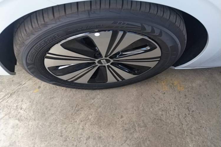 Used Geely Galaxy A7 2025 Model EM-i 150km Long-Distance Edition Left Front Wheel Hub