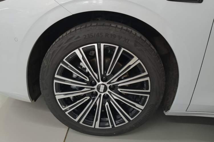 Used Geely Galaxy A7 2025 Model EM-i 150km Starship Edition Left Front Wheel Hub