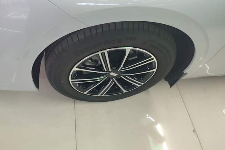 Used Geely Galaxy A7 2025 Model EM-i 70km Luxury Edition Left Front Wheel Hub