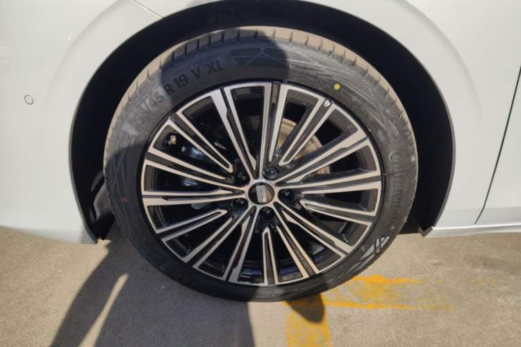 Used Geely Galaxy A7 2025 Model EM-i 150km Starship Edition Left Front Wheel Hub