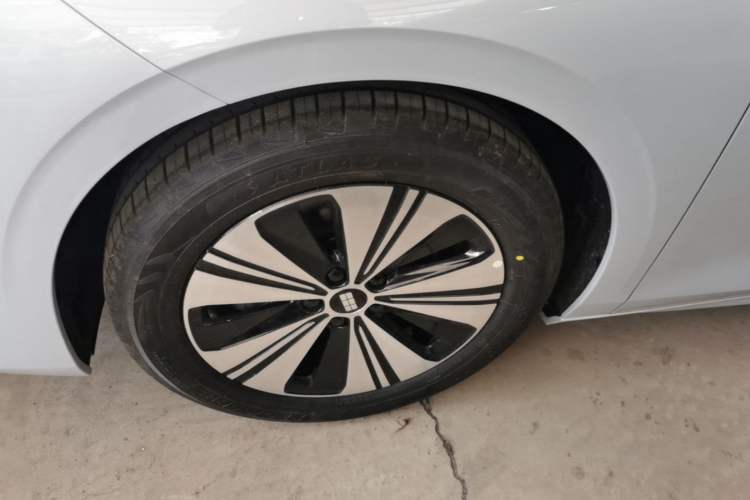 Used Geely Galaxy A7 2025 Model EM-i 150km Prestige Edition Left Front Wheel Hub