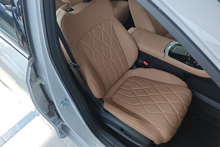 Used Geely Galaxy A7 2025 Model EM-i 150km Starship Edition Right Front Seat