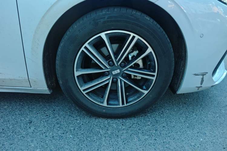 Used Geely Galaxy A7 2025 Model EM-i 70km Exploration Edition Right Front Wheel Hub