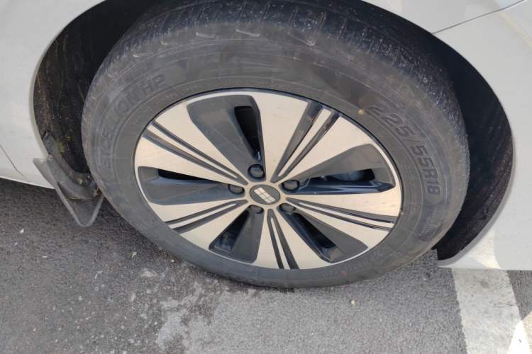 Used Geely Galaxy A7 2025 Model EM-i 150km Exploration+ Edition Right Front Wheel Hub