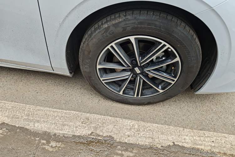 Used Geely Galaxy A7 2025 Model EM-i 70km Luxury Edition Right Front Wheel Hub