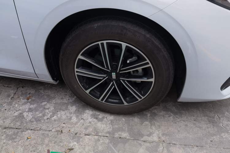 Used Geely Galaxy A7 2025 Model EM-i 70km Luxury Edition Right Front Wheel Hub
