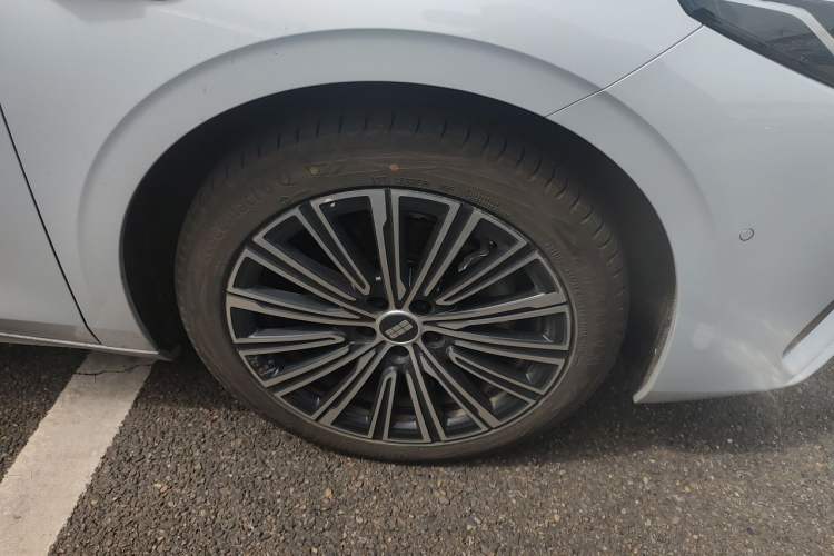 Used Geely Galaxy A7 2025 Model EM-i 150km Starship Edition Right Front Wheel Hub